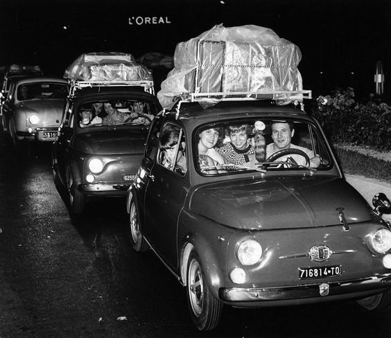 Vecchie estati italiane - La coda in macchina per le vacanze, da Torino verso il sud Italia, nell'agosto del 1966. (Archivio Storico Città di Torino/Gazzetta del Popolo)