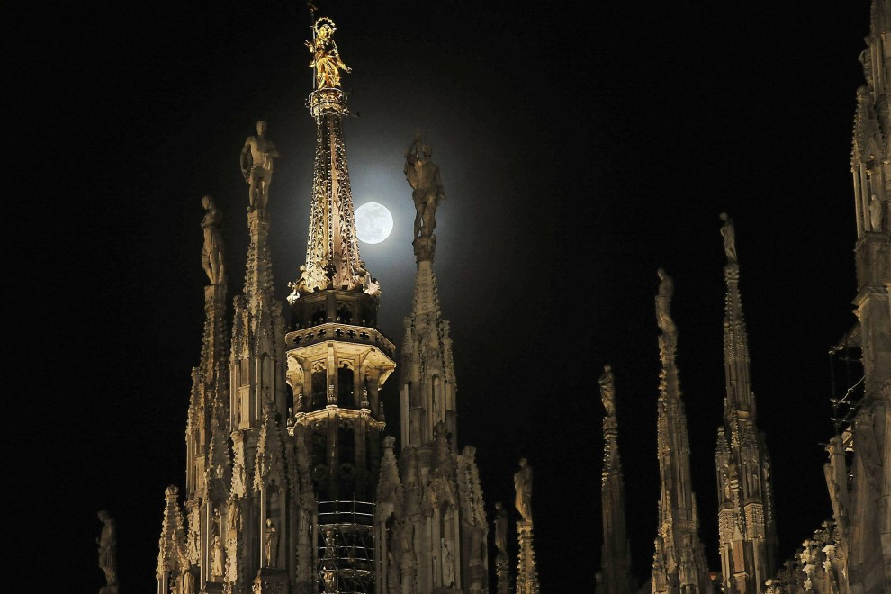 Luna piena in piazza Duomo, nascondino tra le guglie