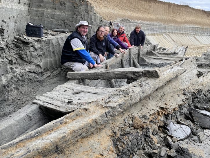 L'immagine può contenere: 2 persone, cielo, bambino, spazio all'aperto e natura