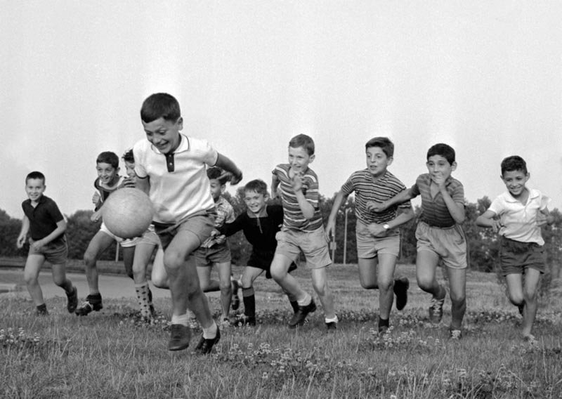 Risultati immagini per bambini anni 60 che giocavano al pallone