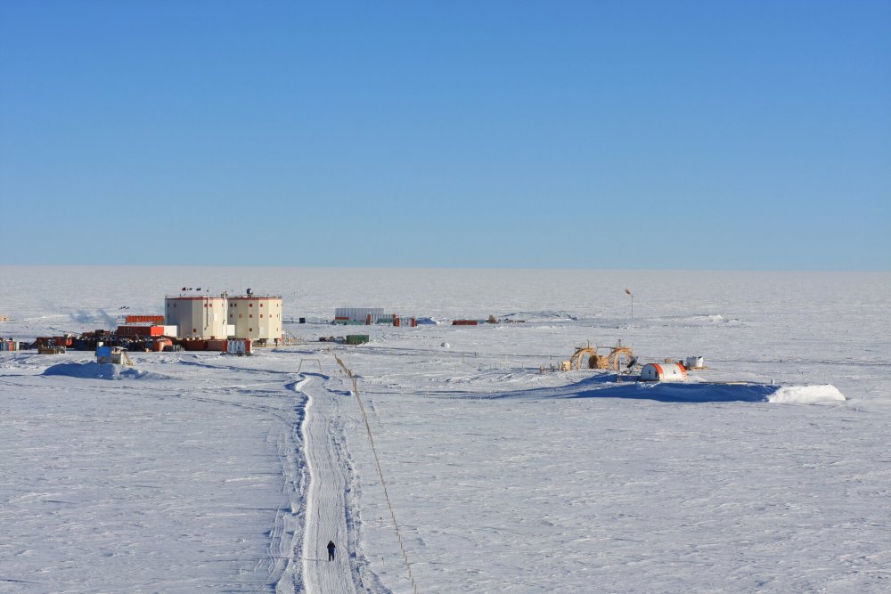 Concordia_station_pillars.jpg