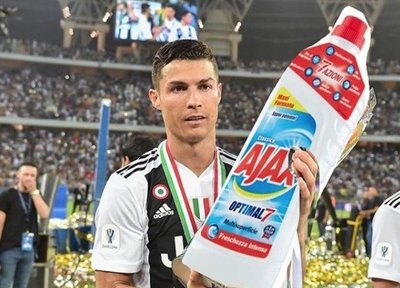 Juve-Ajax, i social celebrano la sconfitta dei bianconeri tra meme e gif. FOTO