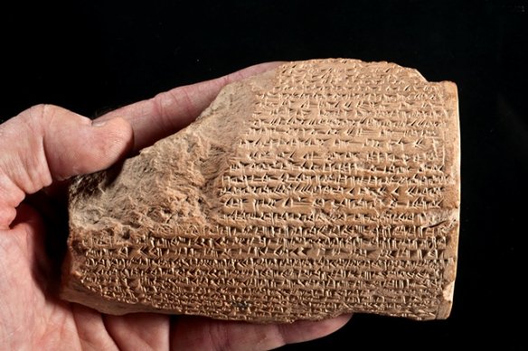 Una delle tavolette di argilla con testi in cuneiforme celebrativi di Sargon II trovata dalla missione archeologica dell'università di Bologna a Karkemish