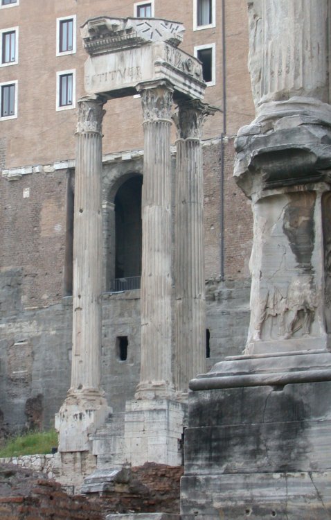 Tempio del Divus Vespasianus nel Foro Romano.jpg