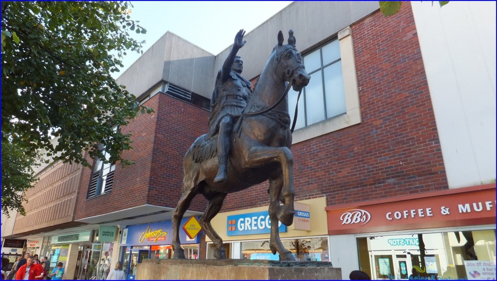 Statua equestre di Nerva a Gloucester.jpg