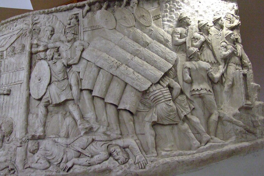 1280px-Roman_turtle_formation_on_trajan_column.jpg