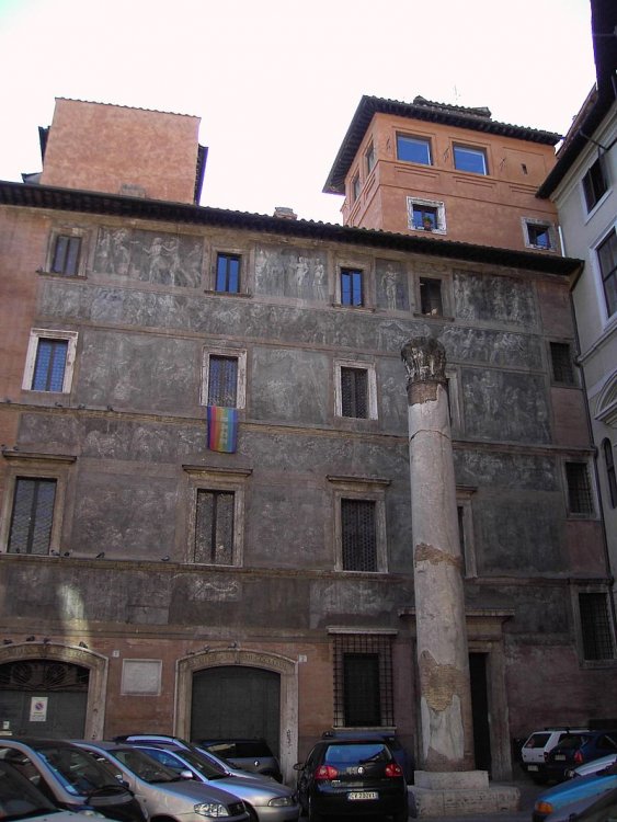 Piazza dei Massimi con la Colonna trovata in situ e rialzata ai primi del '900.jpg