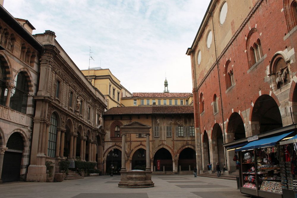 Piazza_mercanti_Milano.JPG