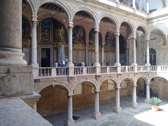 capella-palatina-entrance.jpg.c2e4b70370a577b1f471bfeb7cc19d89.jpg