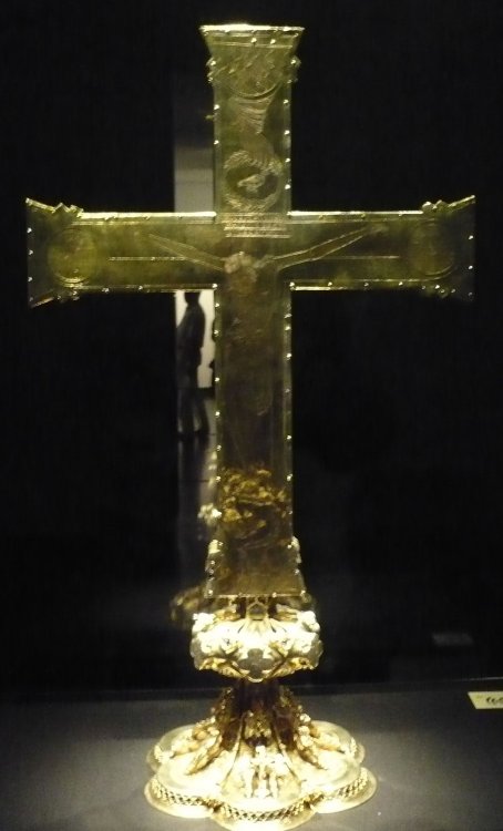 Lotharkreuz,_Christusseite,_Aachener_Dom,_Juni_2008-crop.jpg