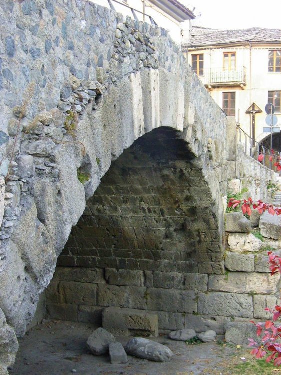 Via delle Gallie , Ponte romano ad Aosta.jpg