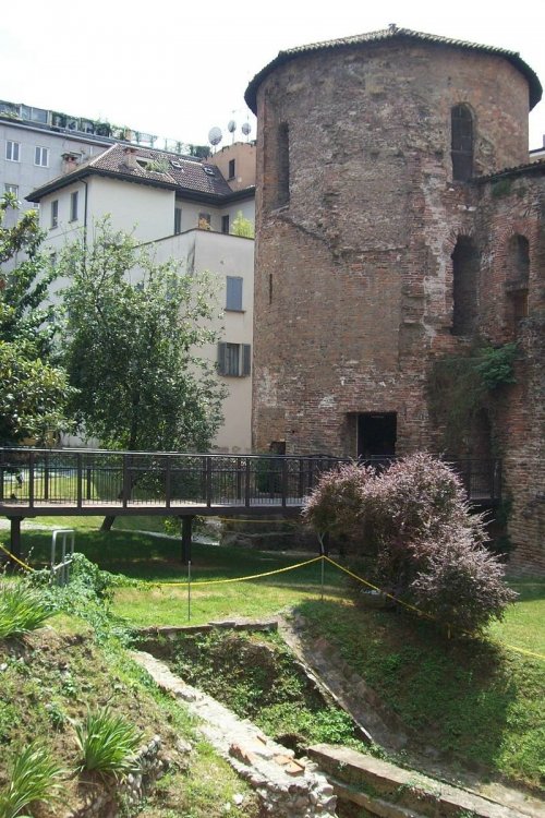 Torre_poligonale_museo_archeologico_di_milano.jpg