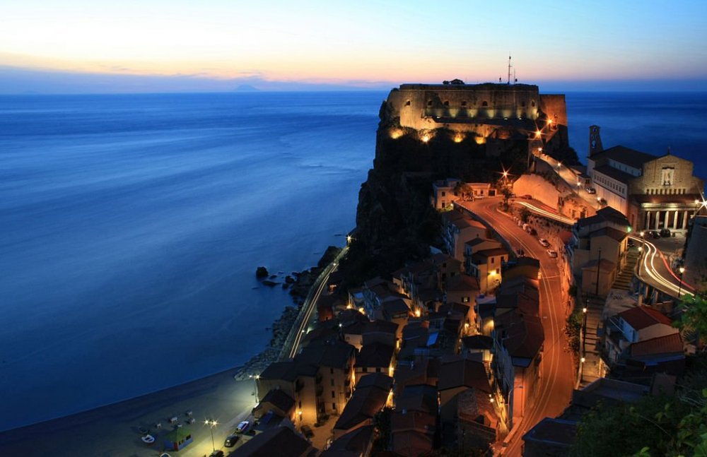 Rocca di Scilla sulla costa calabra.jpg