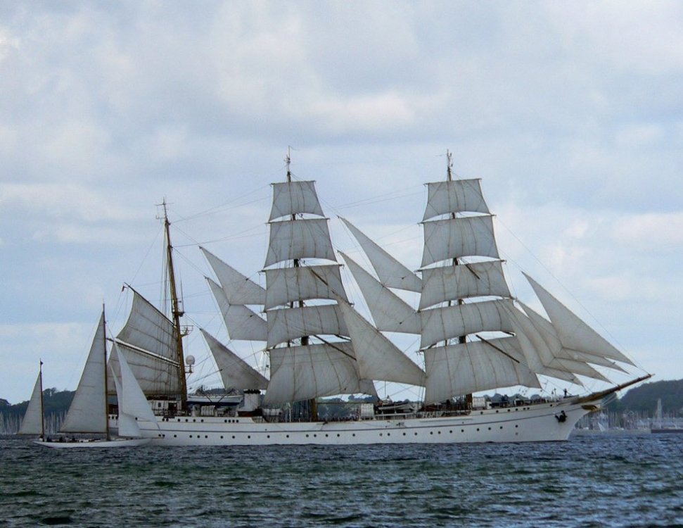 Gorch_Fock_unter_Segeln_Kieler_Foerde_2006.thumb.jpg.6066cd7c09a6c440ccd950e2000659db.jpg