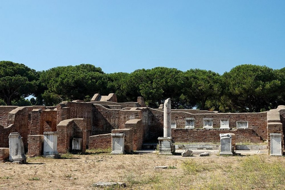 Caserma dei Vigili di Ostia Antica.jpg