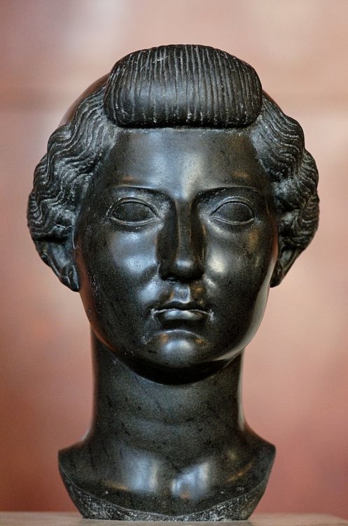 Livia Drusilla , busto in Basanite al Louvre.jpg