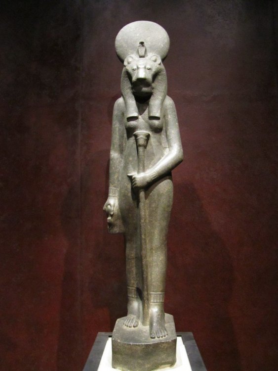 Statue-of-Sekhmet-Museo-Egizio-Torino.jpg