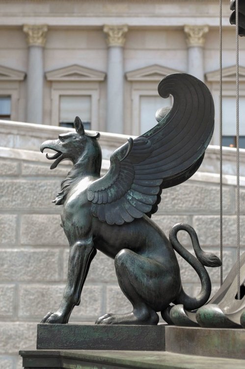 Statue_of_a_Griffin,_Parliament_building_(Vienna).jpg