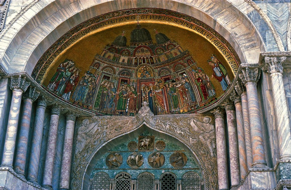 Basilica_di_San_Marco_-_Porta_Sant'Alipio_(EOS5001403).jpg