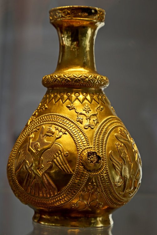 Bulgaria-Sofia-Archaeological-Museum-Nagyszentmiklos-Gold-Treasure-Romania-First-Half-of-of-VIII-c.-BC-Jug-with-medallions-photo-©Piergiorgio-Pescali-2.jpg