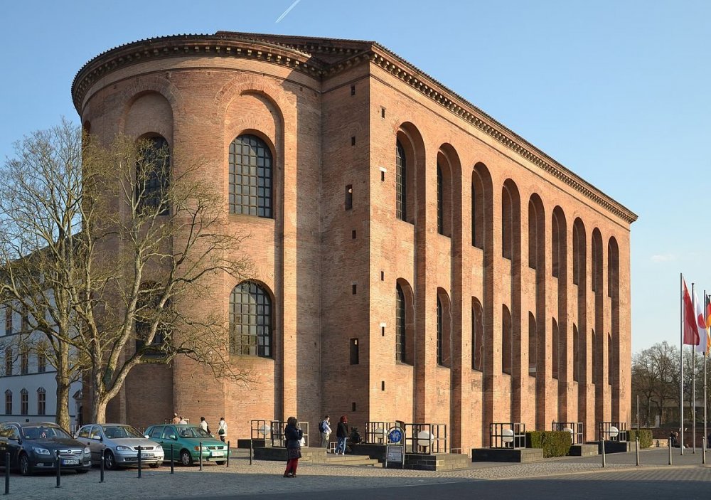 1200px-Trier_-_Aula_Palatina[1].jpg