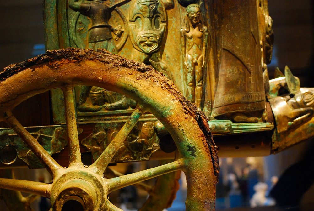 1530px-Etruscan_chariot_wheel.jpg