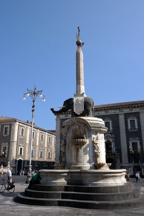 elefante del vaccarini con obelisco a catania.bjpg.jpg