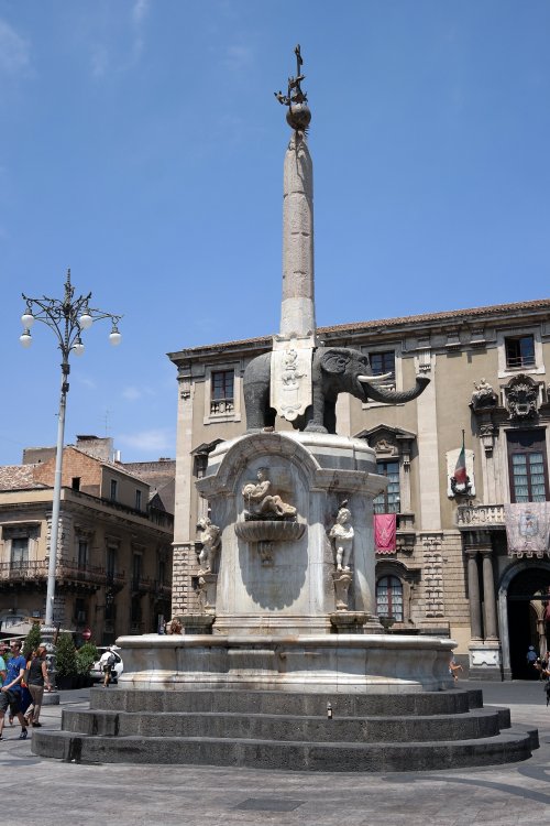 elefante del vaccarini con obelisco a catania.jpg