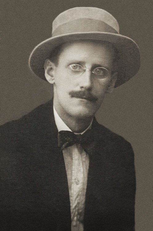 James_Joyce_(1915).thumb.jpg.9a1ea8ea5ddadd06841eb1a567564874.jpg