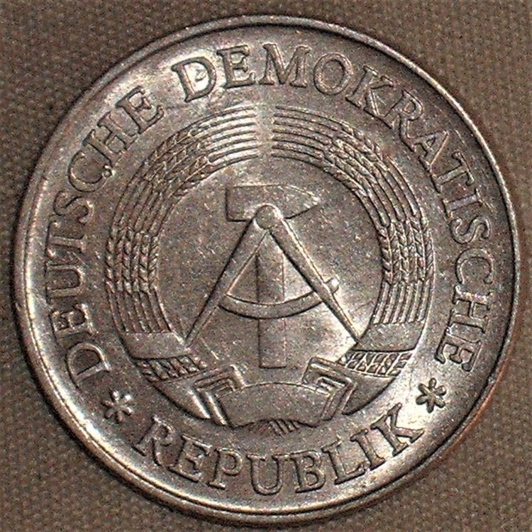 2 mark 1982 d.JPG